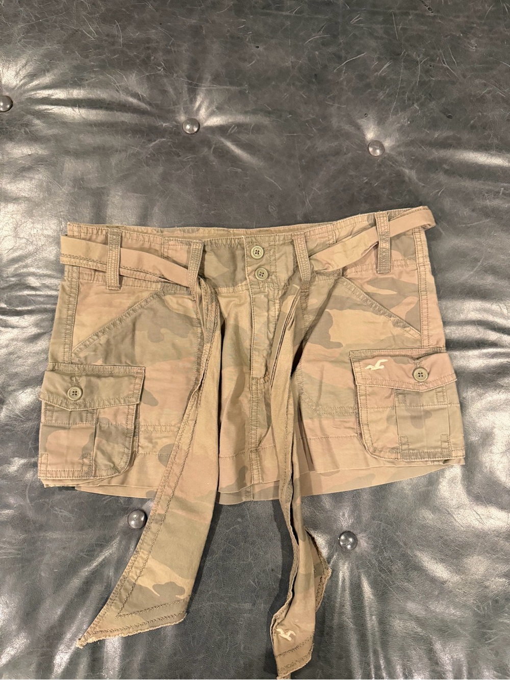 Y2K spring 2006 Hollister Tan Camo Cargo Mini Shorts with Tie Belt size 5